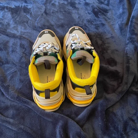 Shoes - Picture 6 of 7